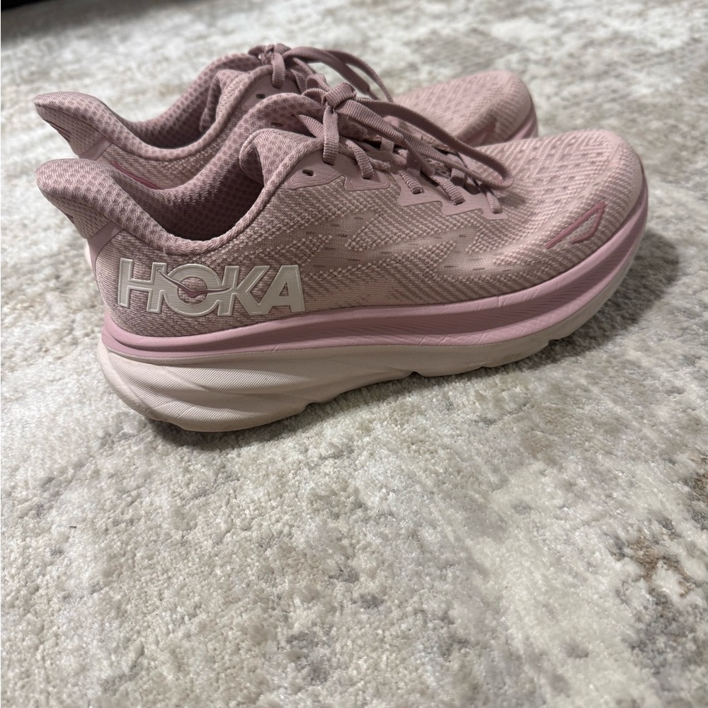 Womens HOKA Clifton 9. Size 8.